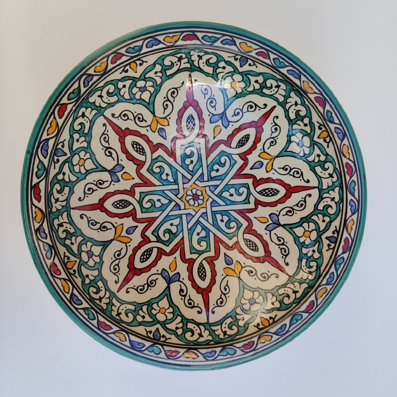 plato multicolor de cerámica