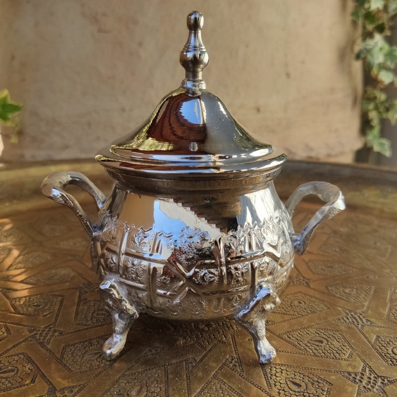 Juego de té tradicional marroquí con teteras decorativas, vasos y