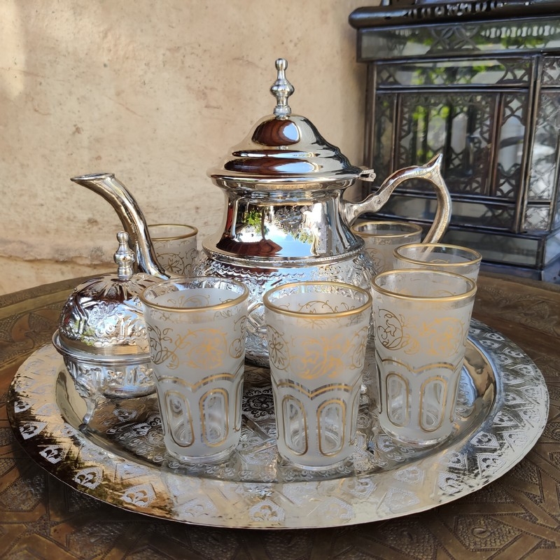 Juego de té marroquí, tetera y vasos adornados al estilo tradicional ai