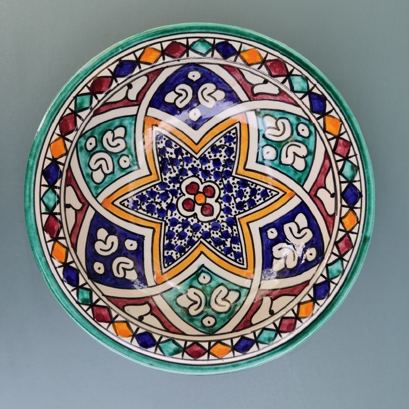 Maceta De Mosaico Marroquí Sobre Un Fondo Blanco. | Foto Premium