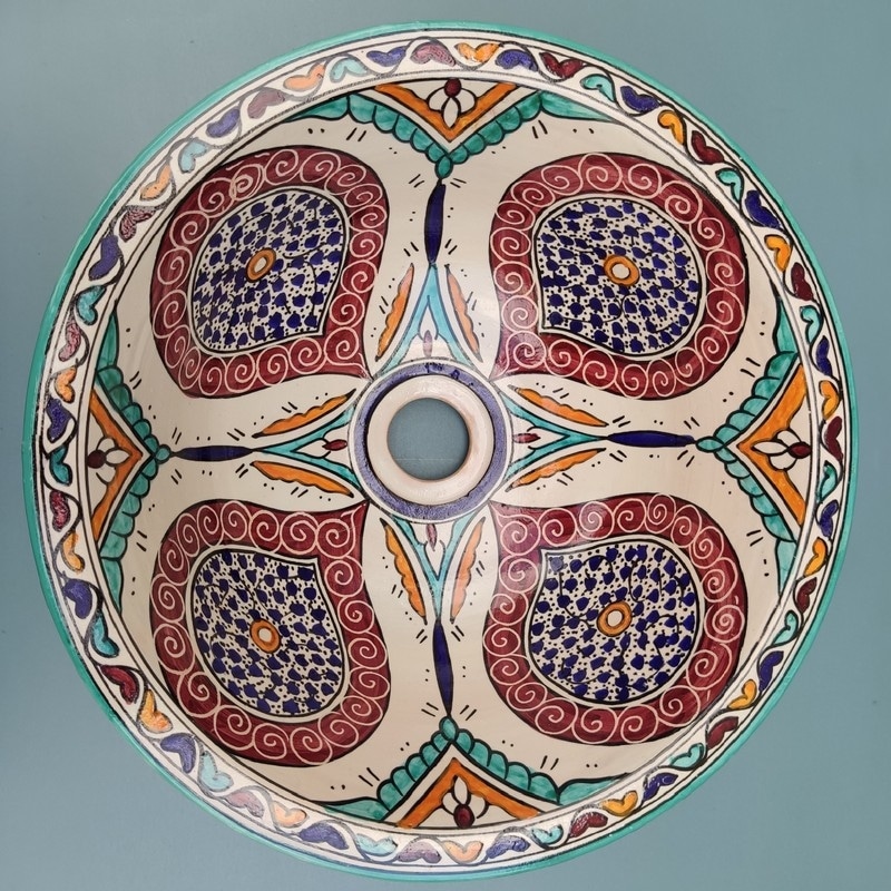 Lavabo de cerámica árabe sobre encimera