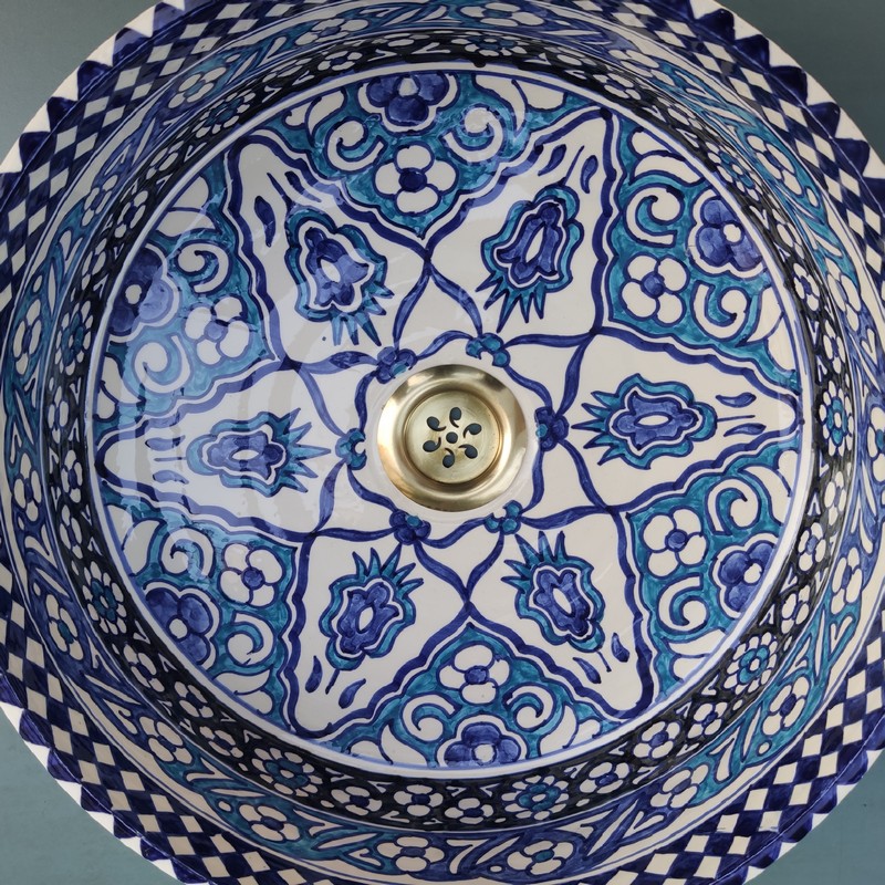 Lavabo de cerámica marroquí sobre encimera azul Kasbah - Imagen 3