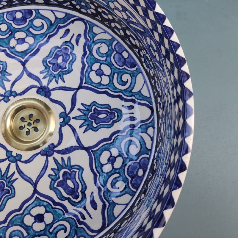 Lavabo de cerámica marroquí sobre encimera azul Kasbah - Imagen 9