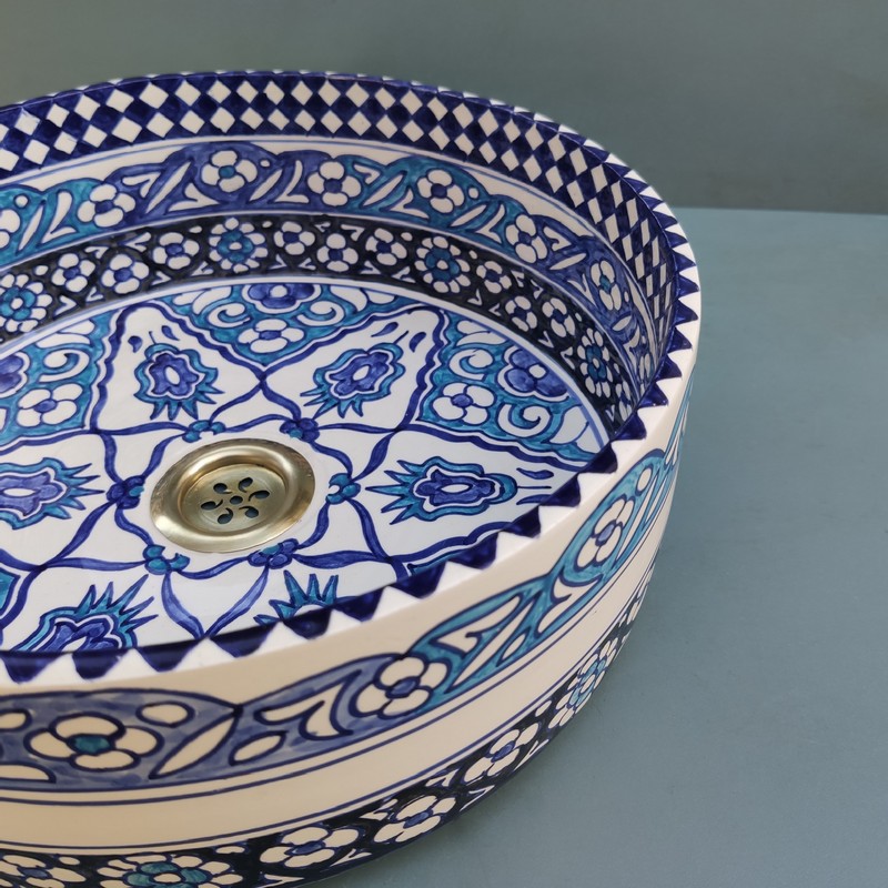 Lavabo de cerámica marroquí sobre encimera azul Kasbah - Imagen 8