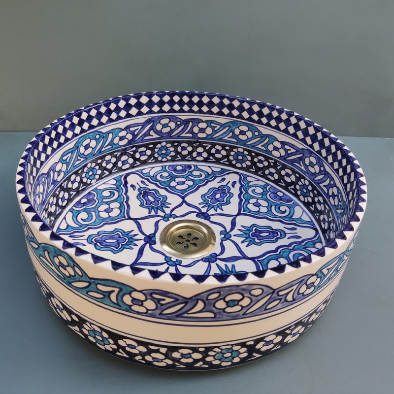 Lavabo de cerámica marroquí sobre encimera azul Kasbah