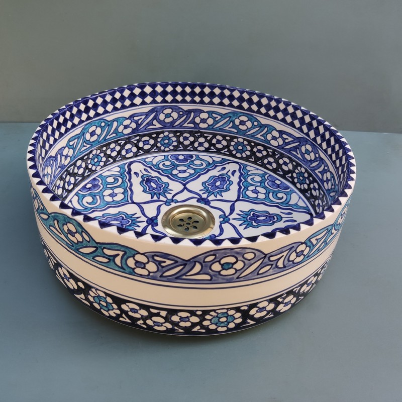 Lavabo de cerámica marroquí sobre encimera azul Kasbah - Imagen 6