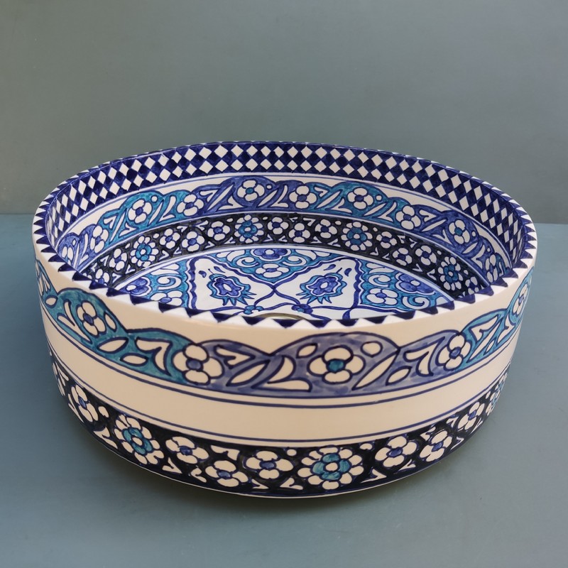 Lavabo de cerámica marroquí sobre encimera azul Kasbah - Imagen 5