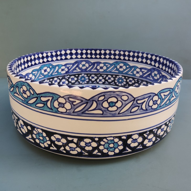 Lavabo de cerámica marroquí sobre encimera azul Kasbah - Imagen 4