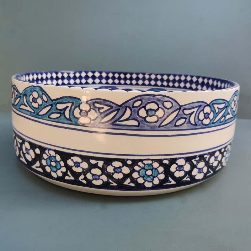 Lavabo de cerámica marroquí sobre encimera azul Kasbah - Imagen 11