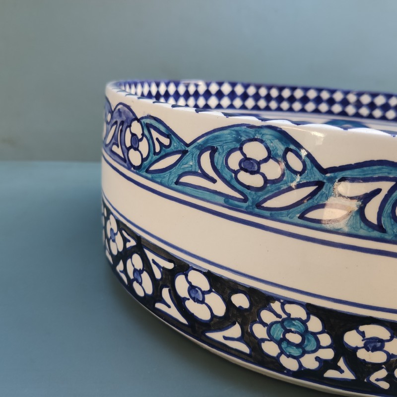 Lavabo de cerámica marroquí sobre encimera azul Kasbah - Imagen 13