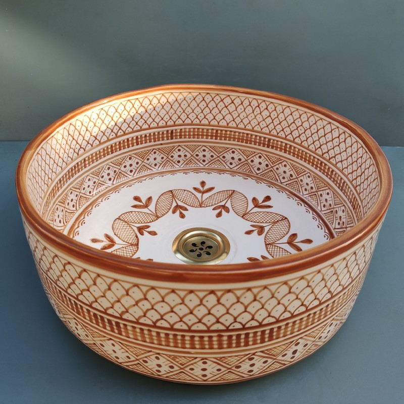 Lavabo de cerámica marroquí sobre encimera marrón Kasbah