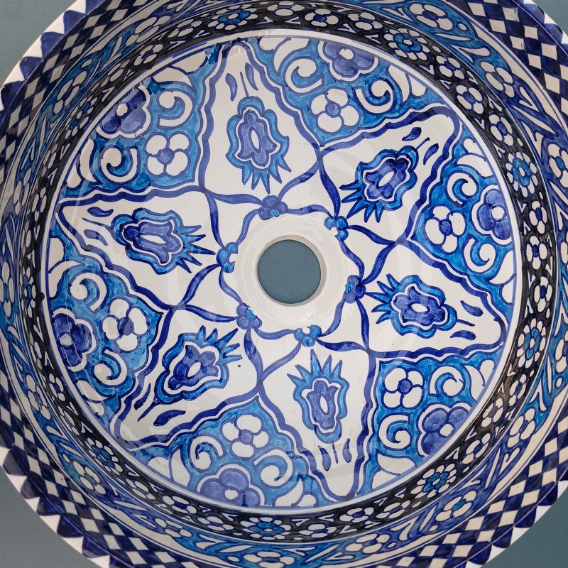 Lavabo de cerámica marroquí sobre encimera azul Kasbah - Imagen 9
