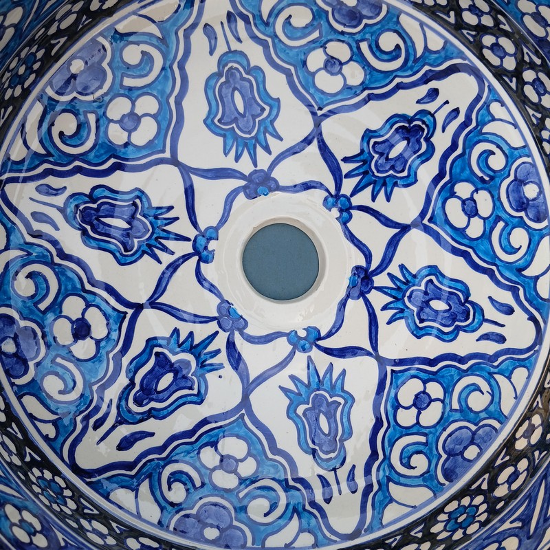 Lavabo de cerámica marroquí sobre encimera azul Kasbah - Imagen 13