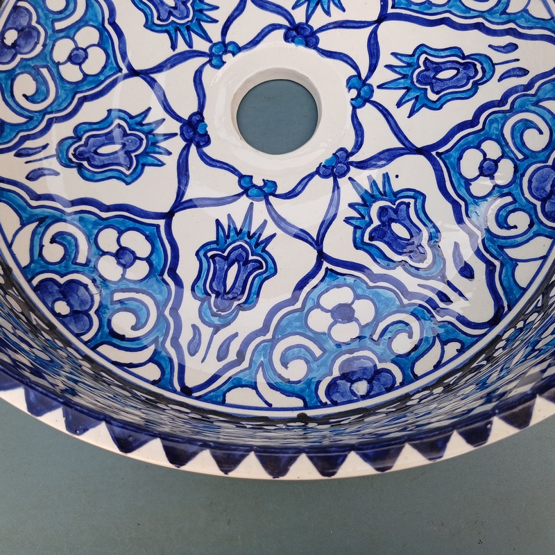 Lavabo de cerámica marroquí sobre encimera azul Kasbah - Imagen 12