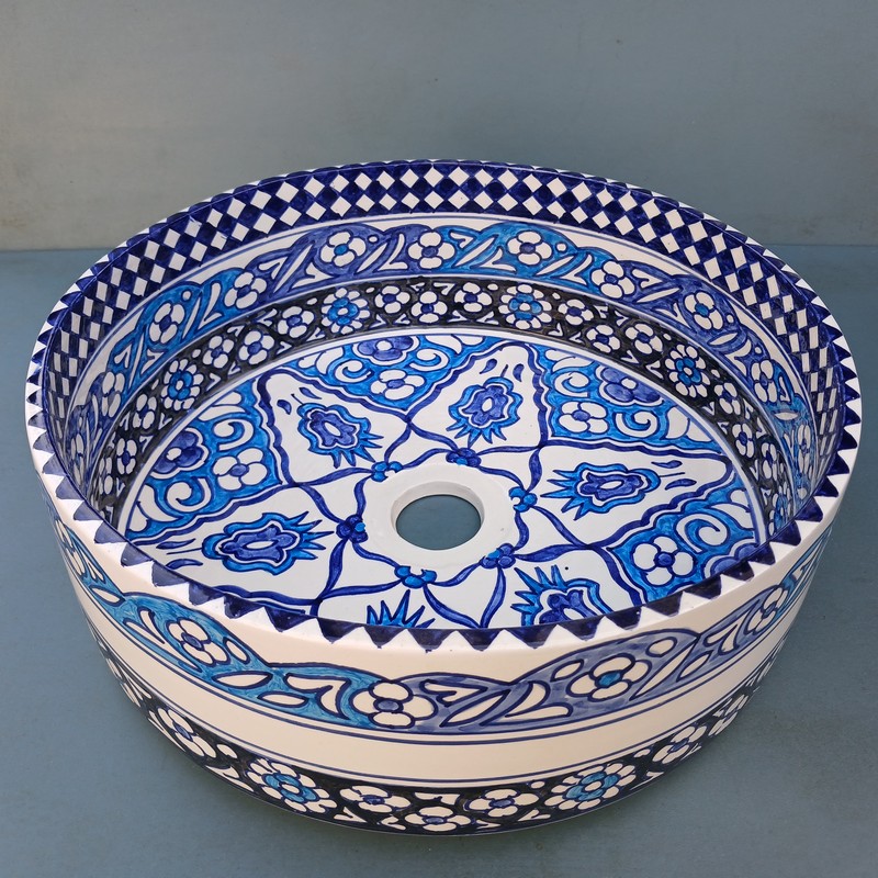 Lavabo de cerámica marroquí sobre encimera azul Kasbah