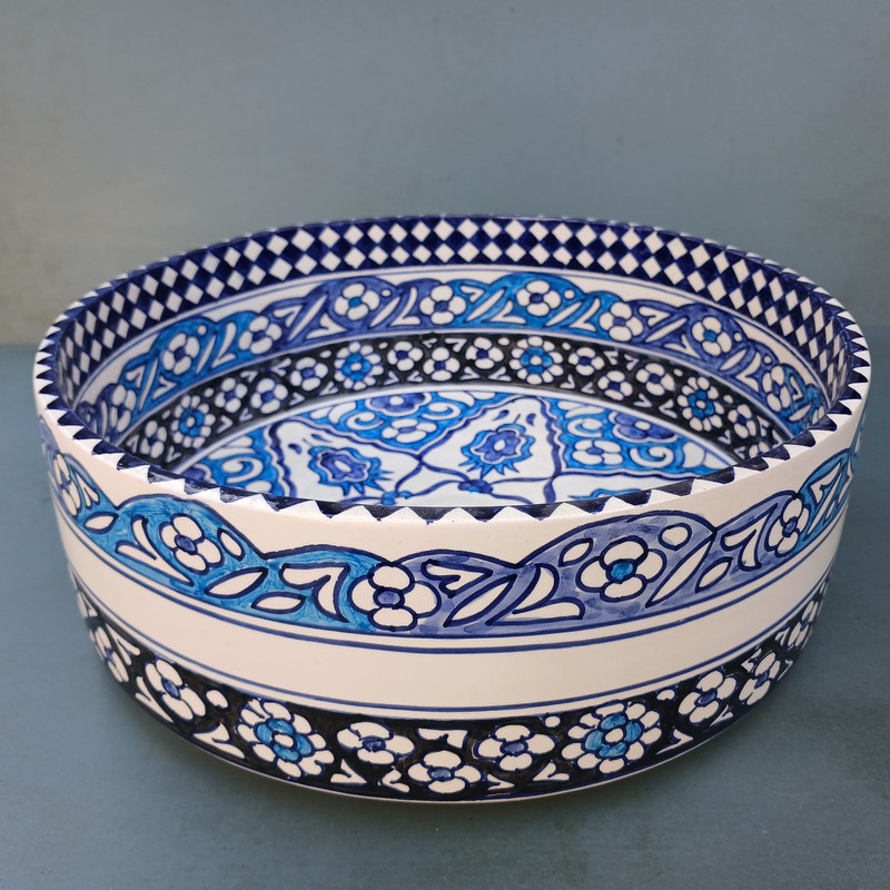 Lavabo de cerámica marroquí sobre encimera azul Kasbah - Imagen 10
